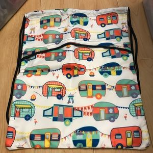 cinch sac: Polyester
Drawstring closure
Front zipper pocket